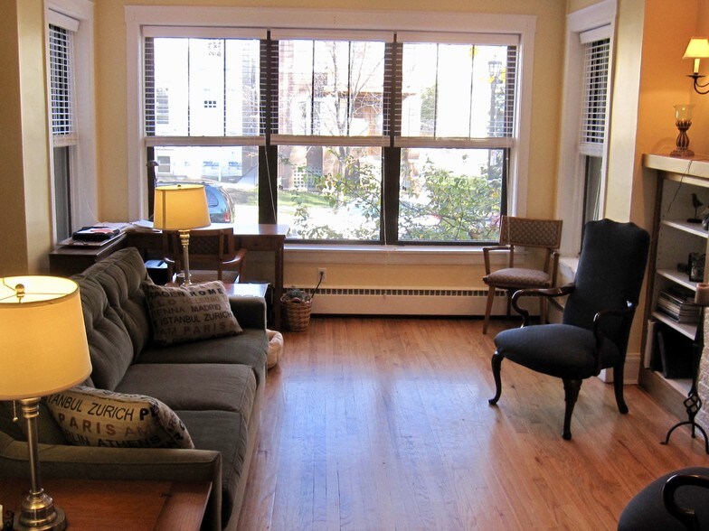 Building Photo - 734 Mulford St