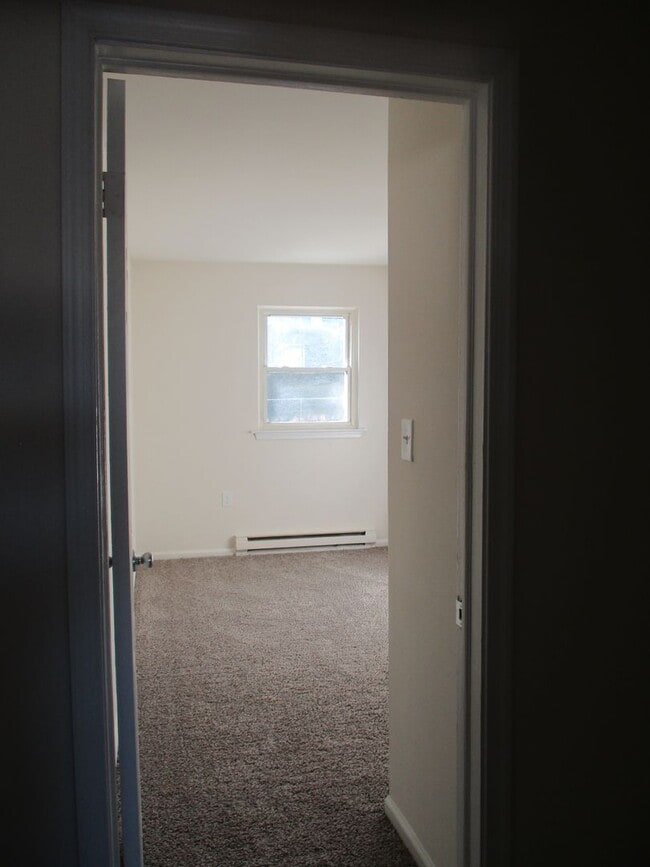 Building Photo - 3BR Townhome - Northampton School District