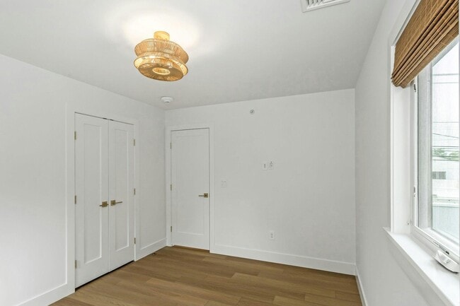 Building Photo - 203 Broadway