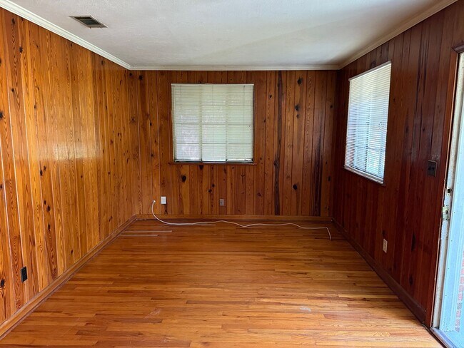 Building Photo - Downtown Cottage