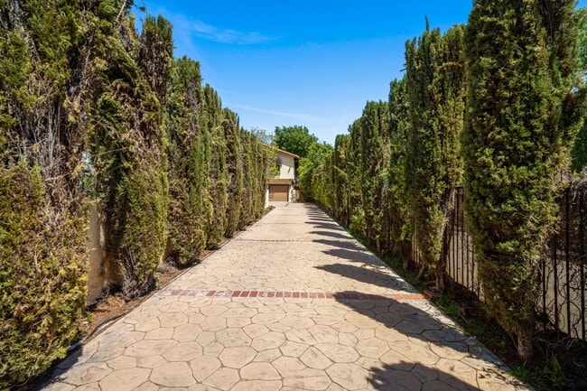 Building Photo - 16946 Encino Hills Dr