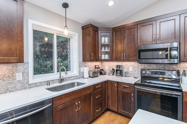 Building Photo - 3367 Ridgeline Dr SE