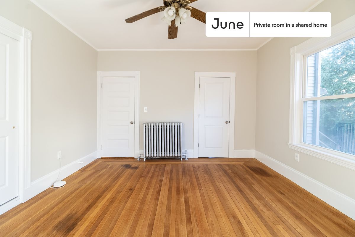 Building Photo - Private bedroom in 5 bed/2 bath Home