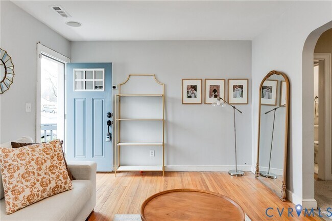 Building Photo - 2103 Pinetree Dr