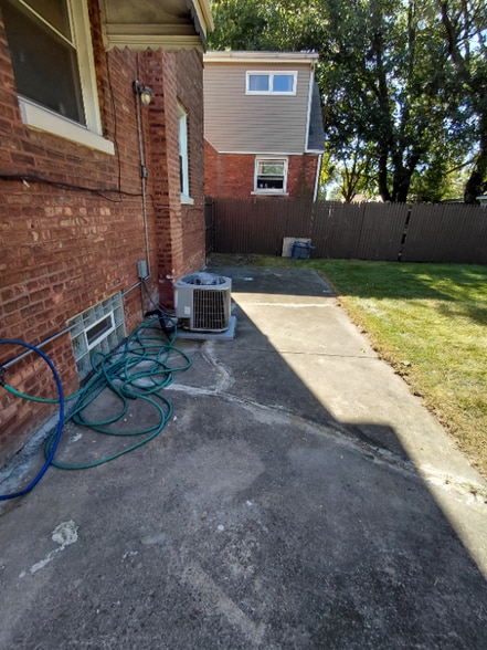 Building Photo - 7612 S Artesian Ave