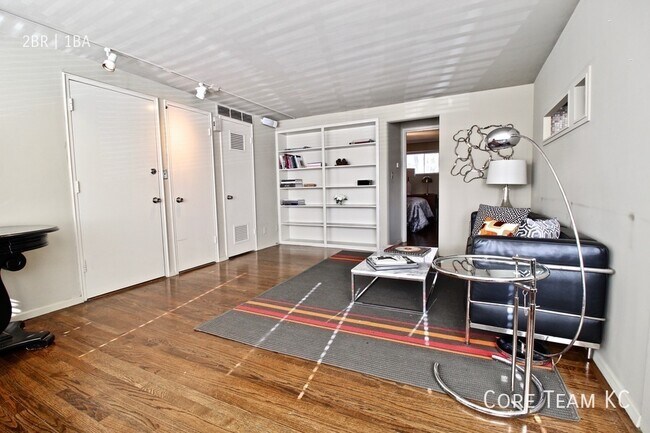 Building Photo - 1020 W 44th St