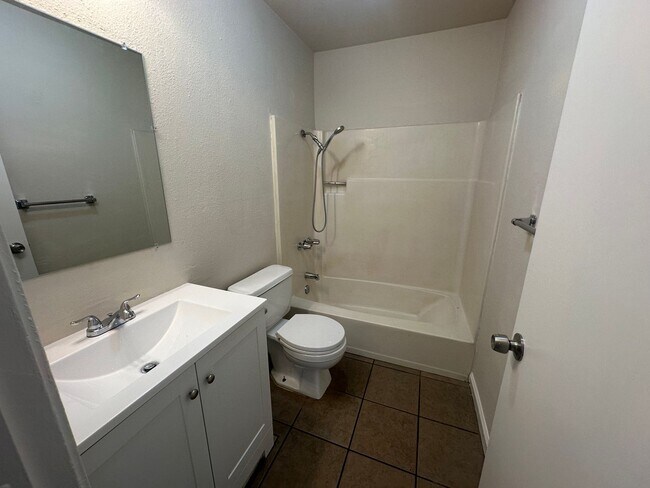 Building Photo - 1316 Hobart Dr