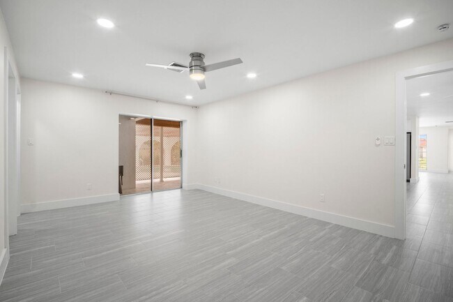 Building Photo - Annual Pool Home in The Moorings!