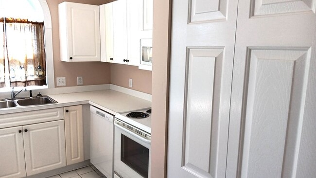 Building Photo - LOVELY 2 BEDROOM, 2 BATHROOM FURNISHED CON...