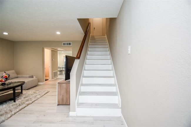 Building Photo - 5807 Beverly Hill St