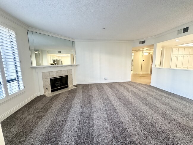 Building Photo - 5865 Friars Rd