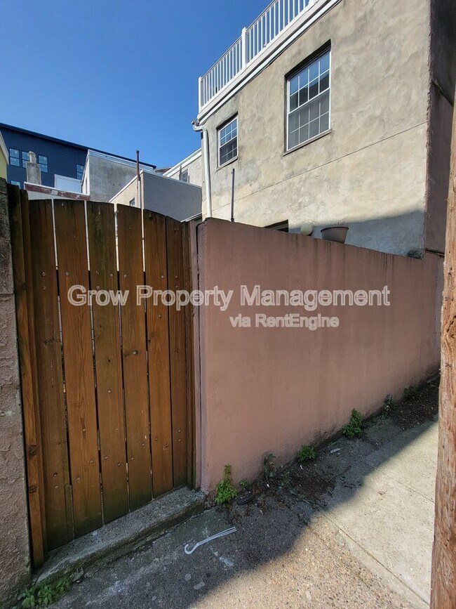 Building Photo - 1019 S 10th St