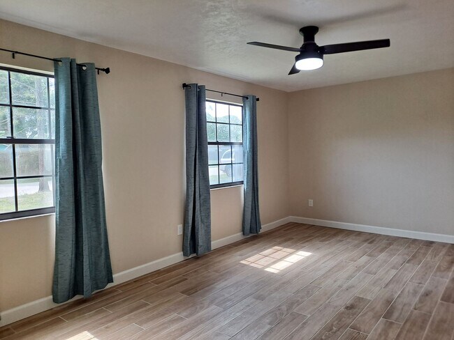 Building Photo - UPDATED 3BR 2BA WITH 2 CAR GARAGE FOR RENT