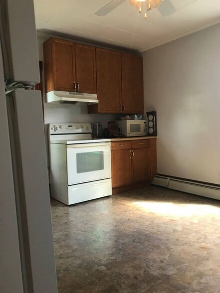 Building Photo - 502 Main St