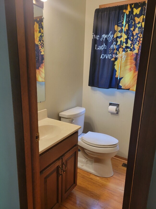 Building Photo - 585 Friendship Dr