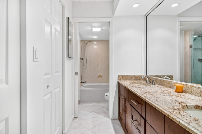 Building Photo - 5021 Oakhill Ln