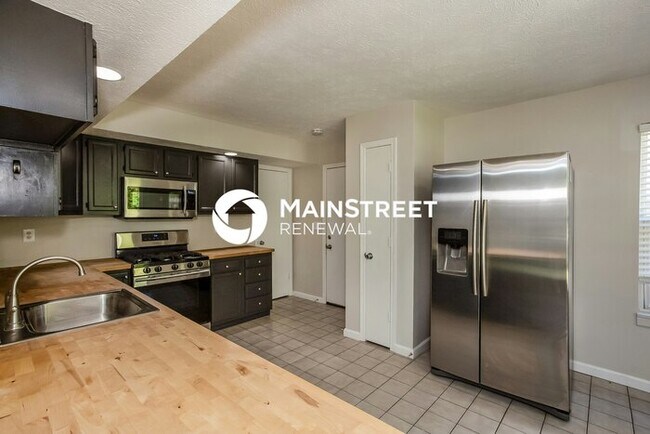 Building Photo - 3 Bedroom Pet-Friendly Home in INDIANAPOLI...