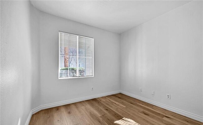 Building Photo - 9050 W Warm Springs Rd