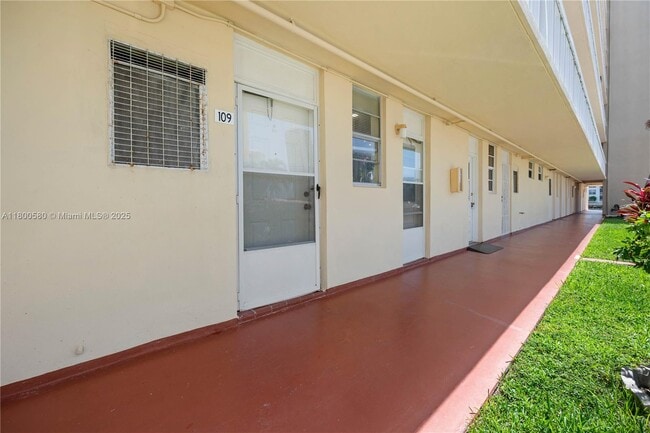 Building Photo - 2999 Point E Dr