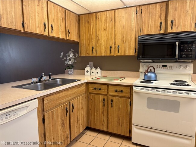 Building Photo - 3843 Edgewater Dr