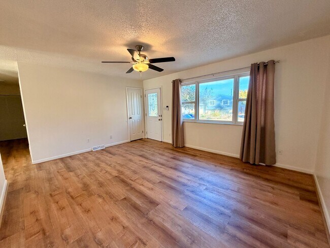 Building Photo - Lovely 5-bedroom, 2¾-bath home located in the heart of Old Town Firestone!