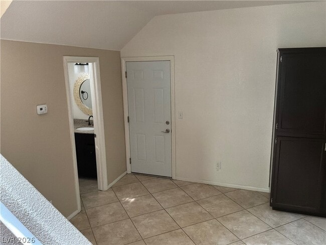 Building Photo - 10021 Calabasas Ave