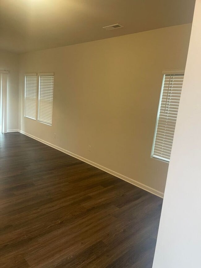 Building Photo - Luxury Living