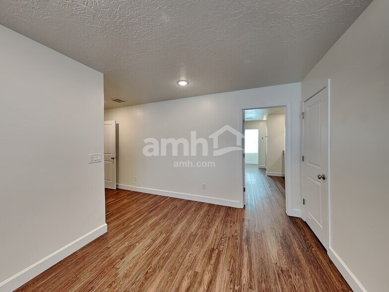 Building Photo - 1273 N Rickshaw Ln