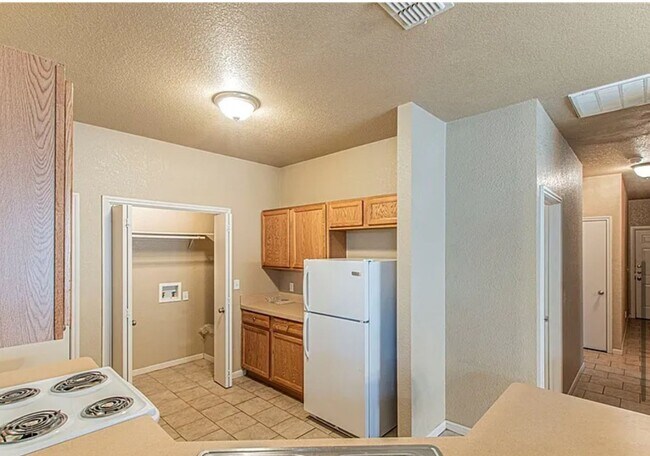 Building Photo - AVAILABLE NOW! (SECTION 8 ACCEPTED)