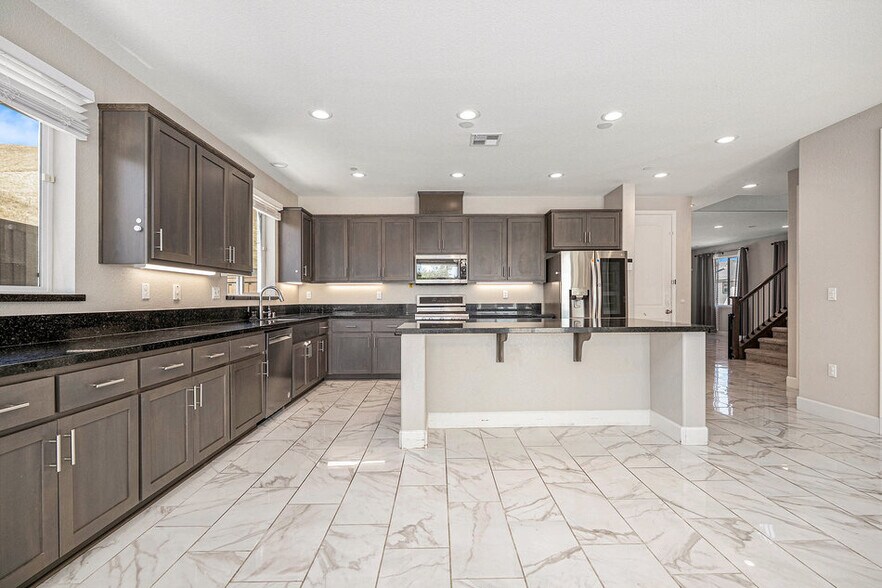 Building Photo - 31 Cortina Ct