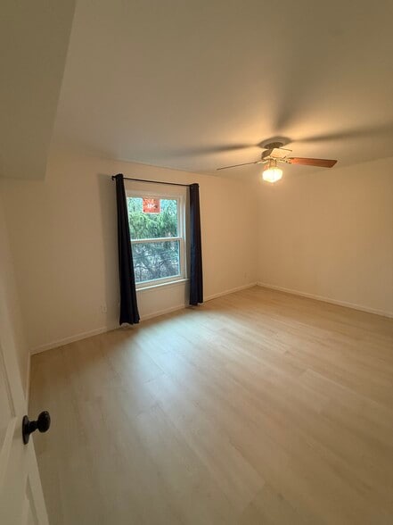 Master bedroom - 509 E University Dr