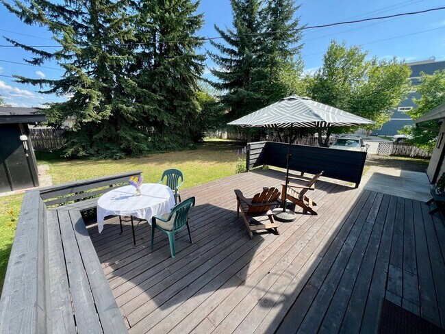 Building Photo - Available Nov 1st / Furnished / 1-Car Gara...
