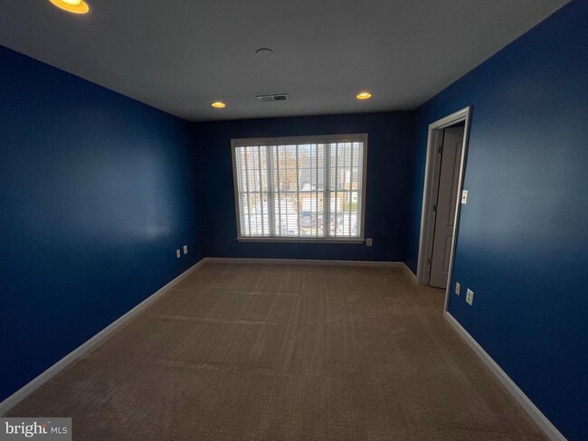 Building Photo - 21330 Meadow Field Ct