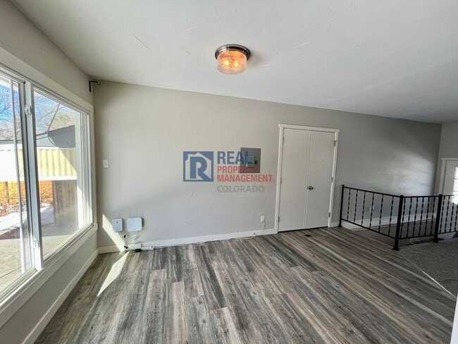 Building Photo - 324 Davie Dr