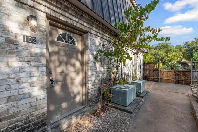Building Photo - 2800 Westhill Dr