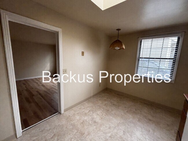 Building Photo - 15 E Acacia St