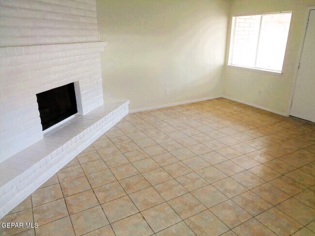 Building Photo - 3028 E Glen Dr