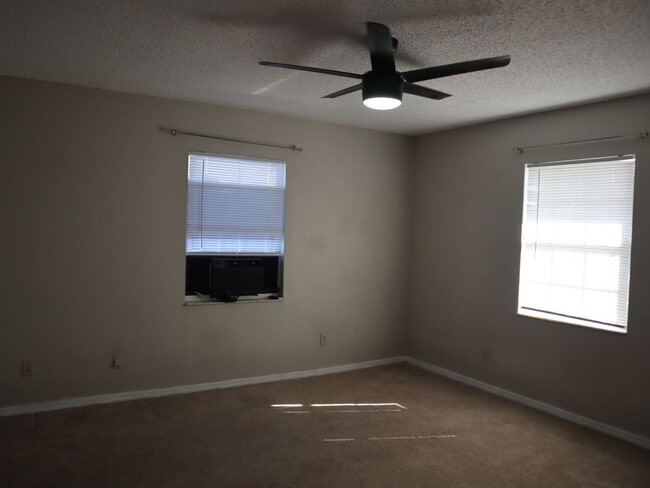 Building Photo - 4 BEDROOM 2 Bath  Pool Home!  Call Carole Arcaro 386-216-4900 Deltona Lakes Realty