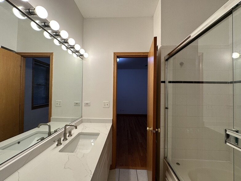 Building Photo - 4101 N Kenmore Ave