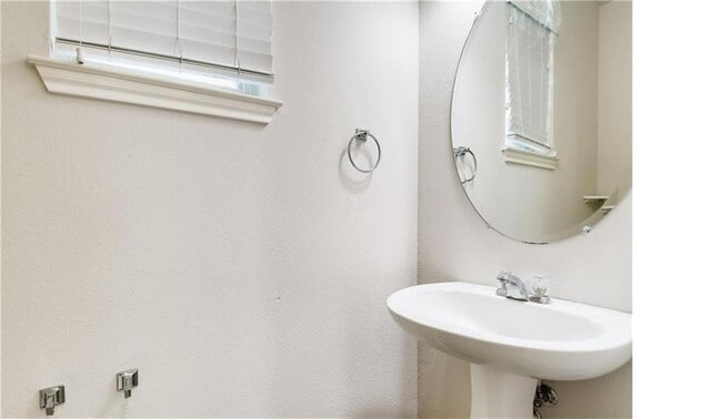 Building Photo - 1821 Briarton Ln N