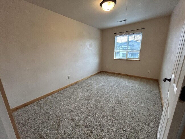 Building Photo - "Luxurious 3-Bed, 3-Bath Townhouse with Fi...
