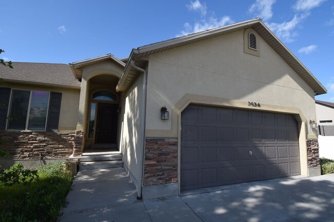 Building Photo - Newly Remodeled Magna Gem with New Appliances & Easy Freeway Access!!