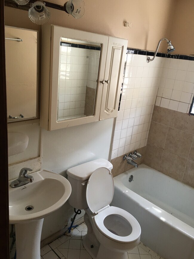 Full Bathroom - 1017 SW 67th St