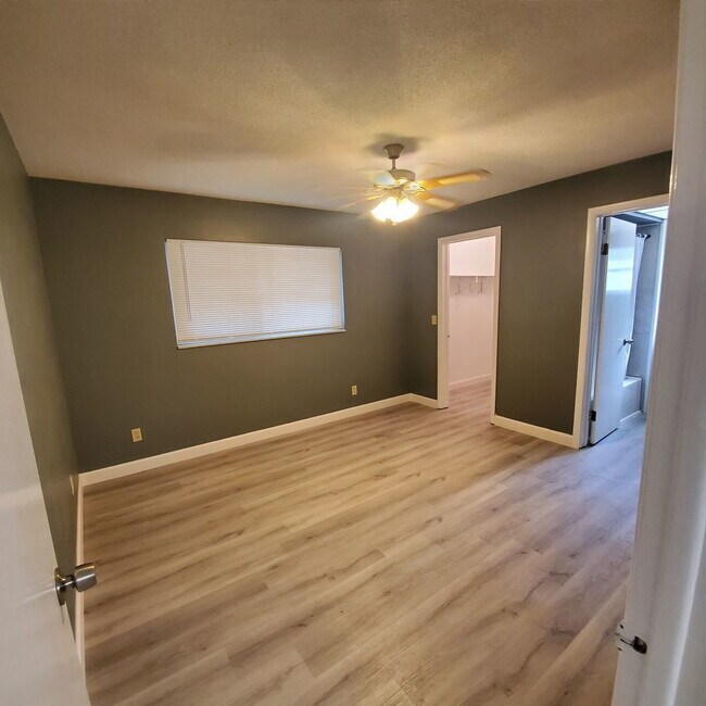 Building Photo - Duplex with 2bedrooms & another room that could be 3rd bedroom or office den space.