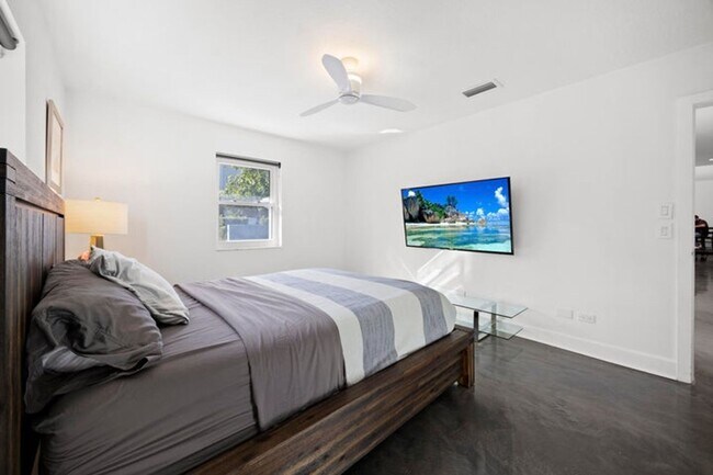 Building Photo - 930 NW 4th Ct