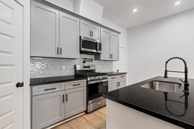 Building Photo - 2213 Lee St