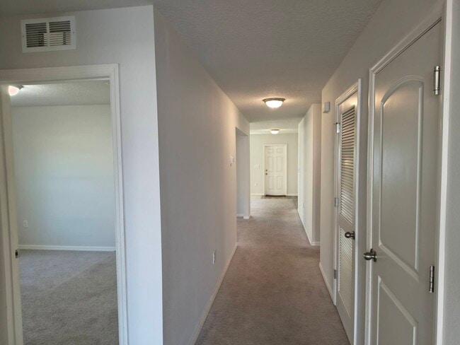 Building Photo - 275 Hyacinth Ct