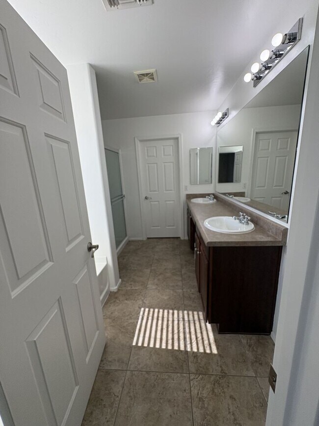 Building Photo - 2,500 sq ft 4 bedroom + Den home in Rancho Sahuarita