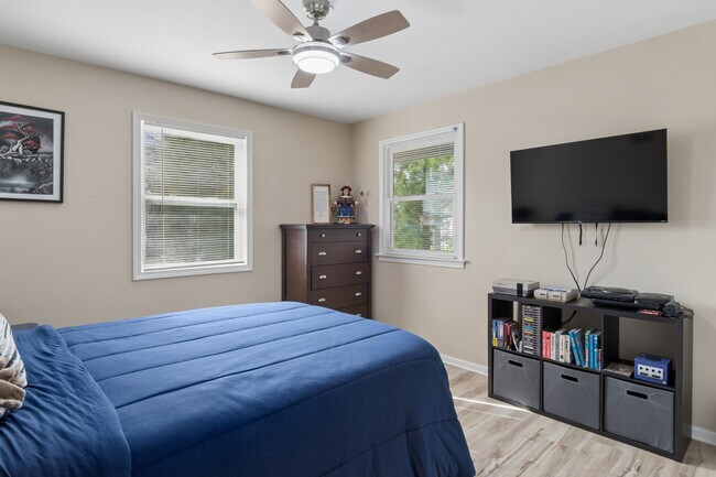 Building Photo - 407 Greenfield Rd