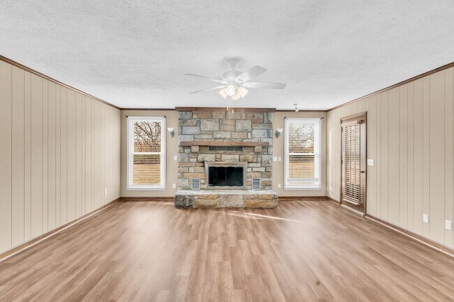 Building Photo - 341 Hickory Dr